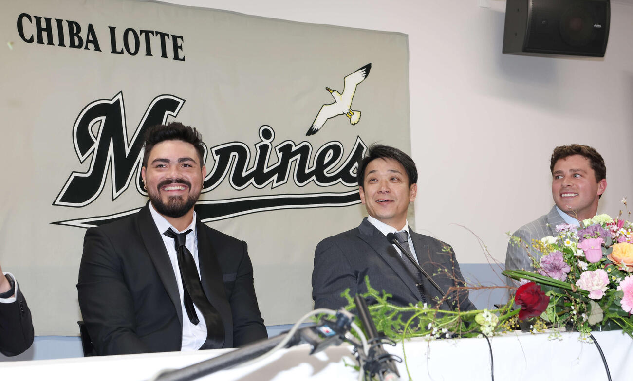 入団会見に虫が飛んできて笑顔のロッテのカスティーヨ（左）、サブロー監督（中央）、ロング（撮影・宮地輝）