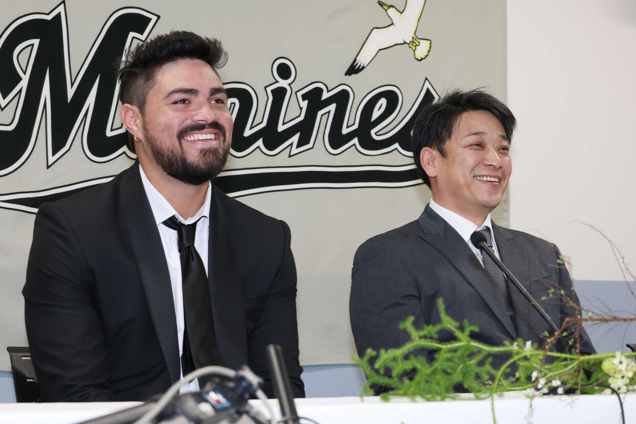 入団会見でロッテのサブロー監督（右）と笑顔を見せるロッテのカスティーヨ（撮影・宮地輝）