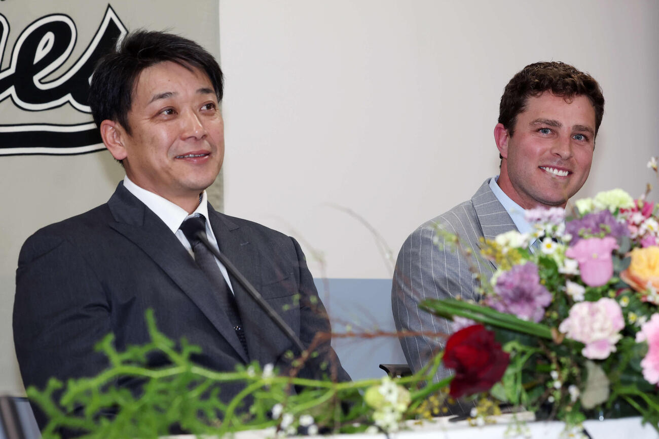 入団会見でロッテのサブロー監督（左）と笑顔を見せるロッテのロング（撮影・宮地輝）