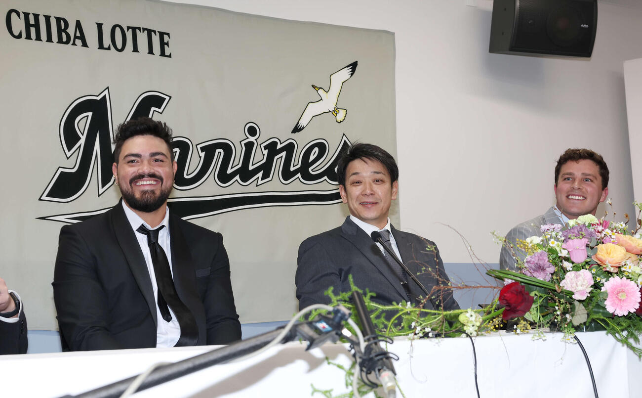 入団会見で笑顔を見せるロッテのカスティーヨ（左）、サブロー監督（中央）、ロング（撮影・宮地輝）