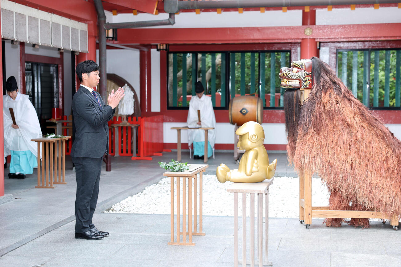 波上宮で参拝するヤクルト古賀（撮影・鈴木正人）　