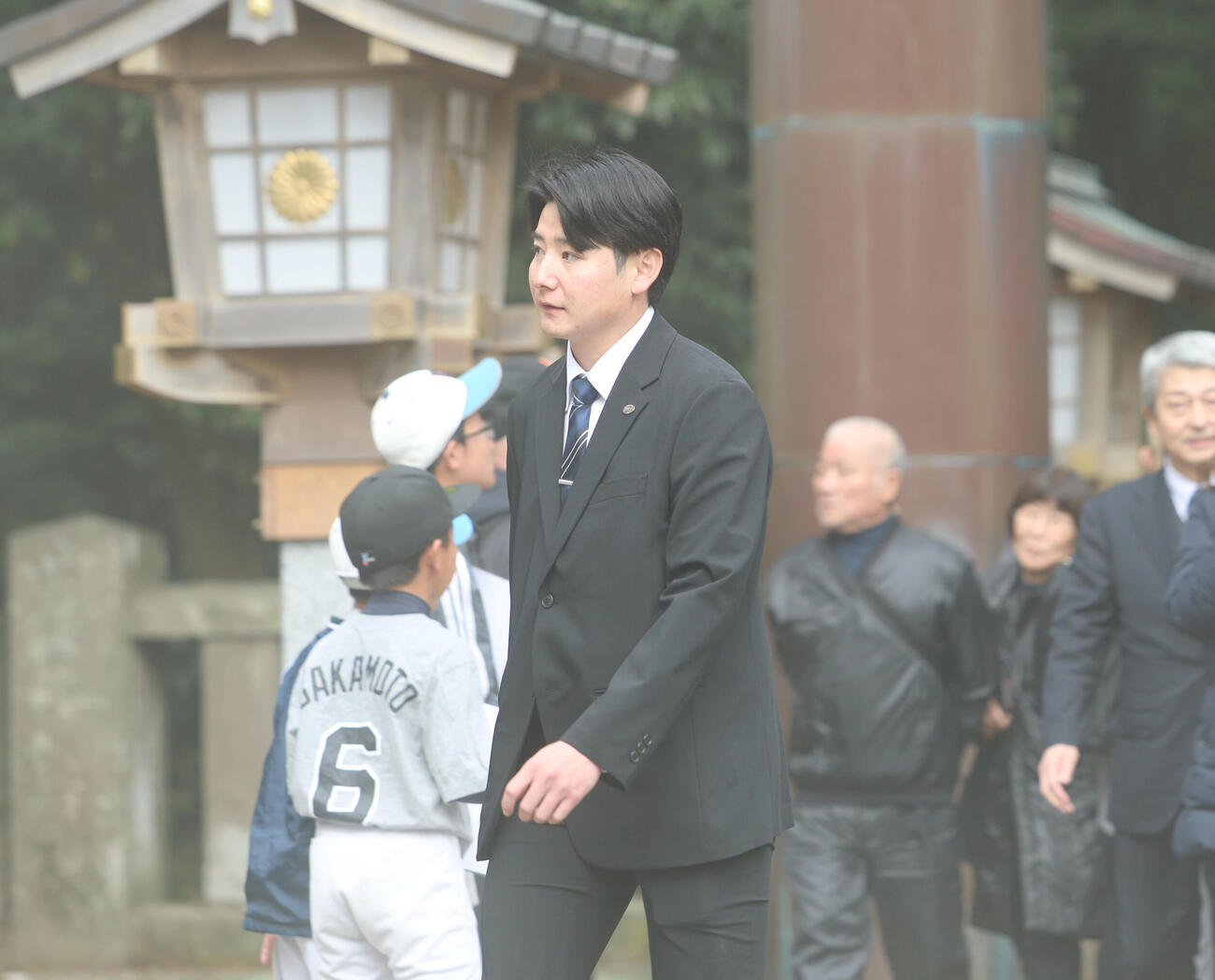 宮崎神宮を参拝した巨人ドラフト1位竹丸（撮影・増田悦実）