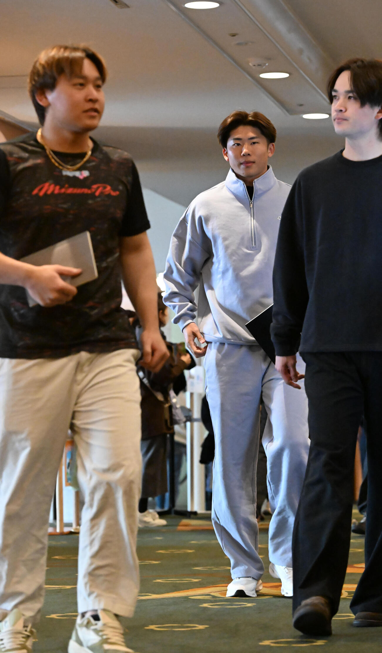 ミーティング会場に入るオリックス曽谷（中央）、左は宮城（撮影・和賀正仁）