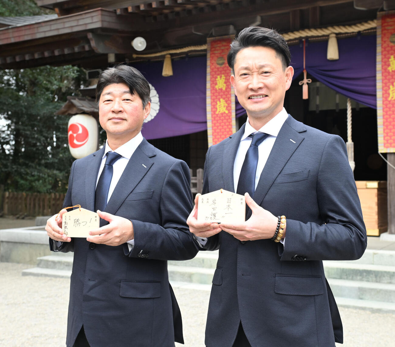 必勝祈願し「日本一」と書いた絵馬を手にするオリックス岸田監督、左は馬殿球団社長（撮影・和賀正仁）