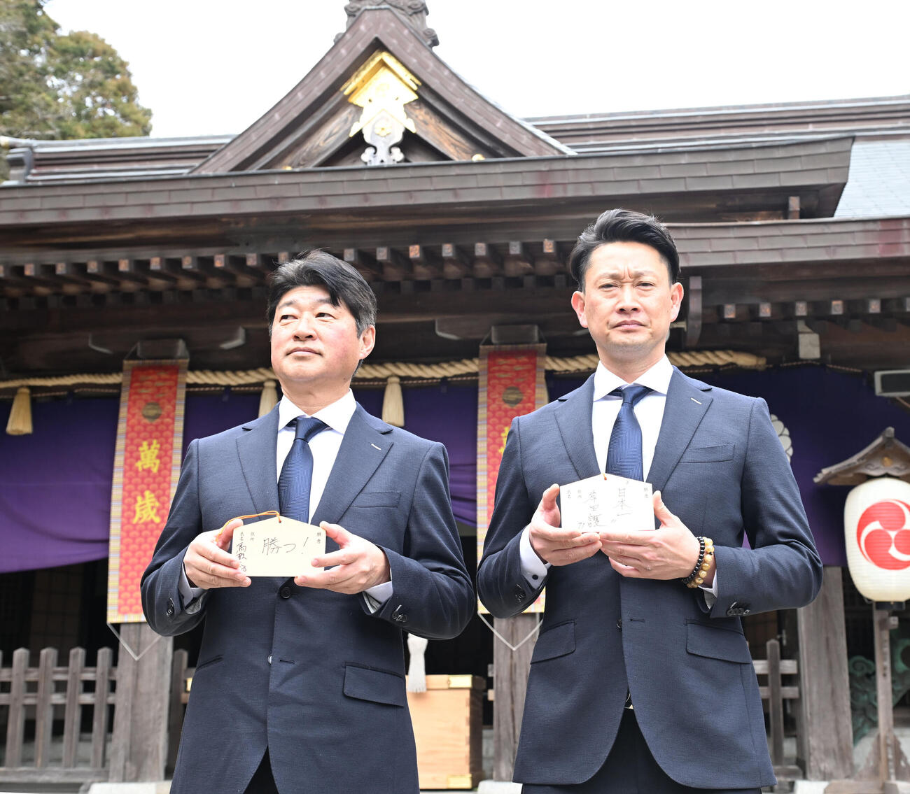 必勝祈願し「日本一」と書いた絵馬を手にするオリックス岸田監督、左は馬殿球団社長（撮影・和賀正仁）