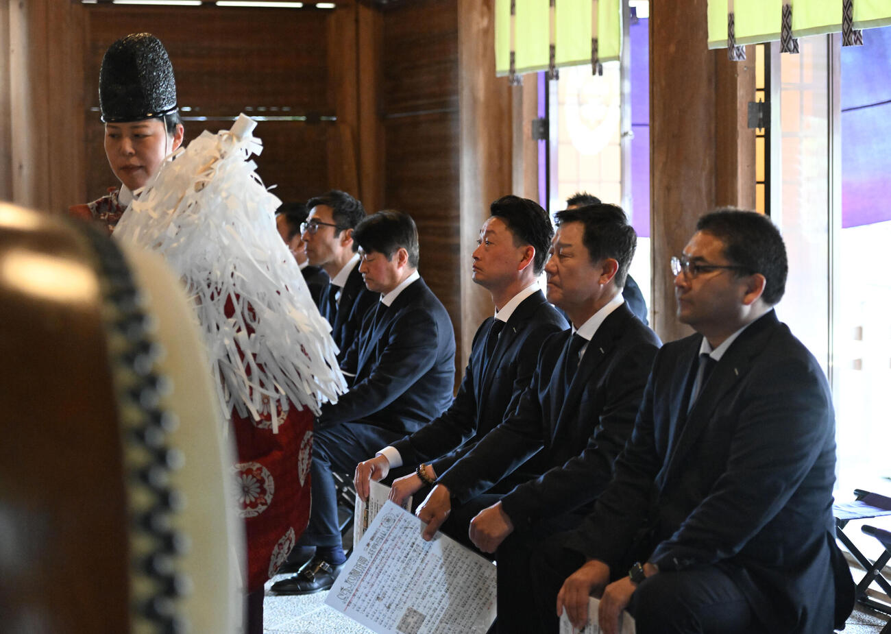 神社参拝するオリックス岸田監督（右から3人目）ら球団関係者（撮影・和賀正仁）