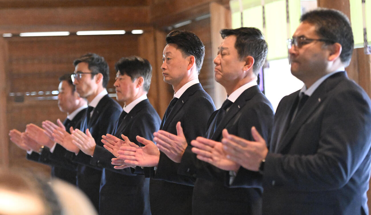 神社参拝するオリックス岸田監督（右から3人目）ら球団関係者（撮影・和賀正仁）