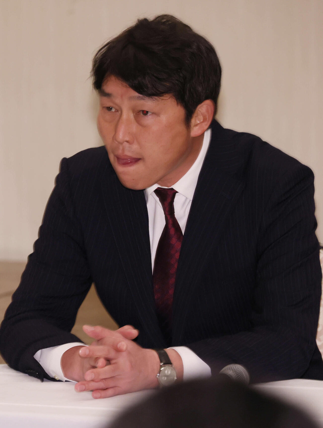 日南キャンプ入りし、全体ミーティングを行う広島新井監督（撮影・加藤孝規）