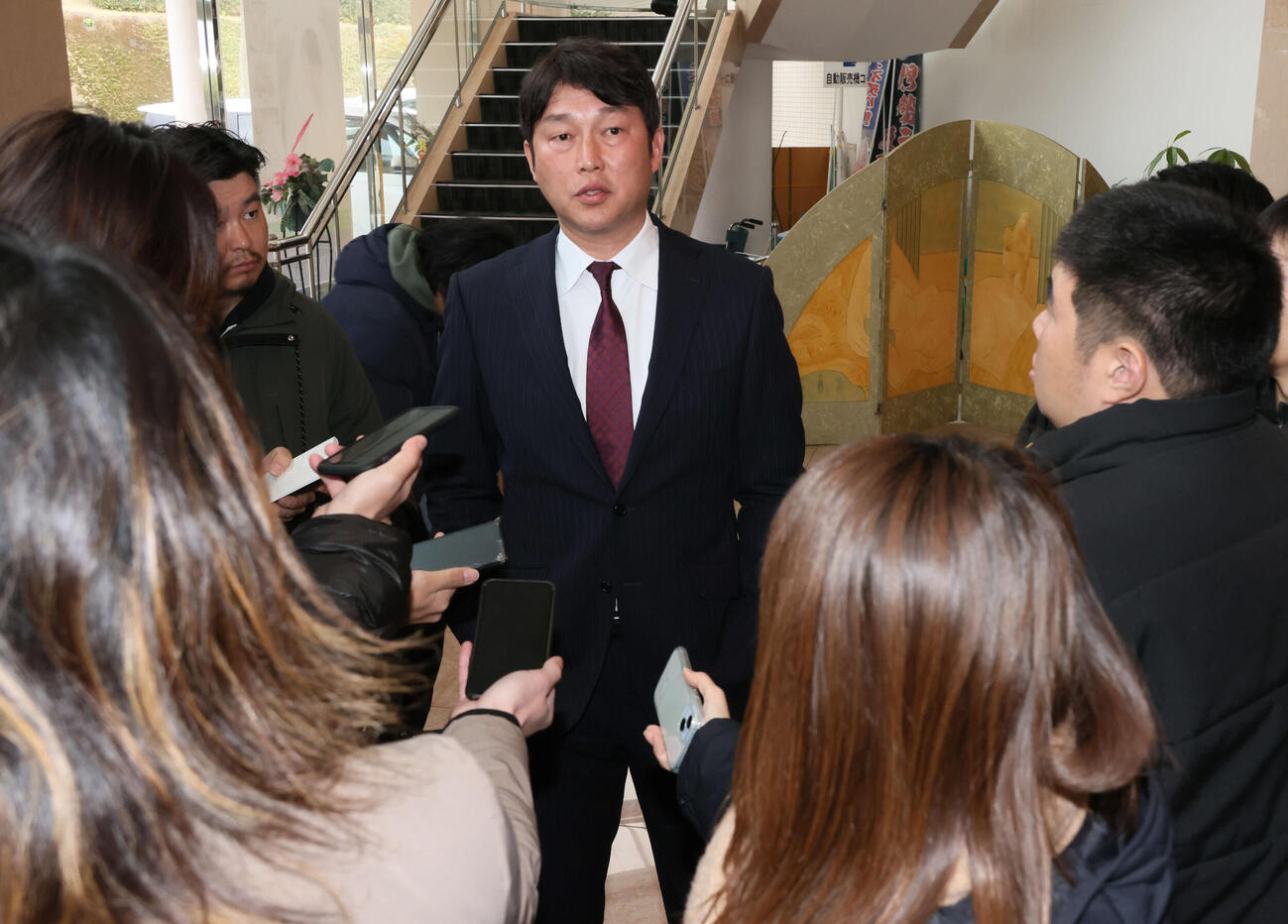 全体ミーティング後、囲み取材に応じる広島新井監督（撮影・加藤孝規）