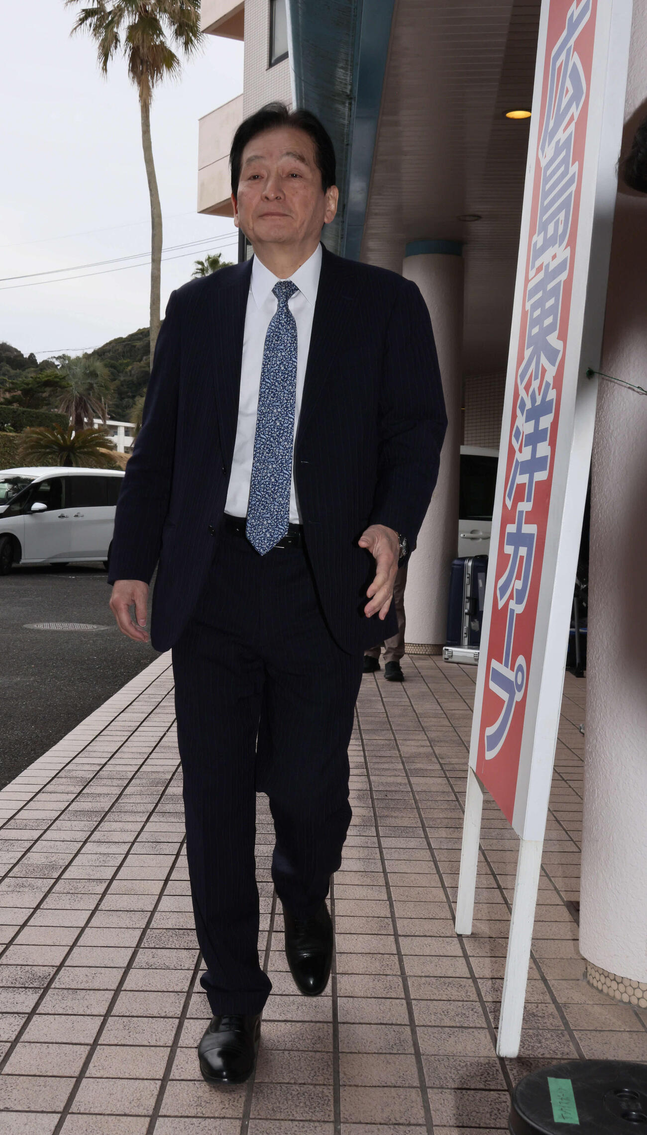 日南入りした広島鈴木清明球団本部長（撮影・加藤孝規）