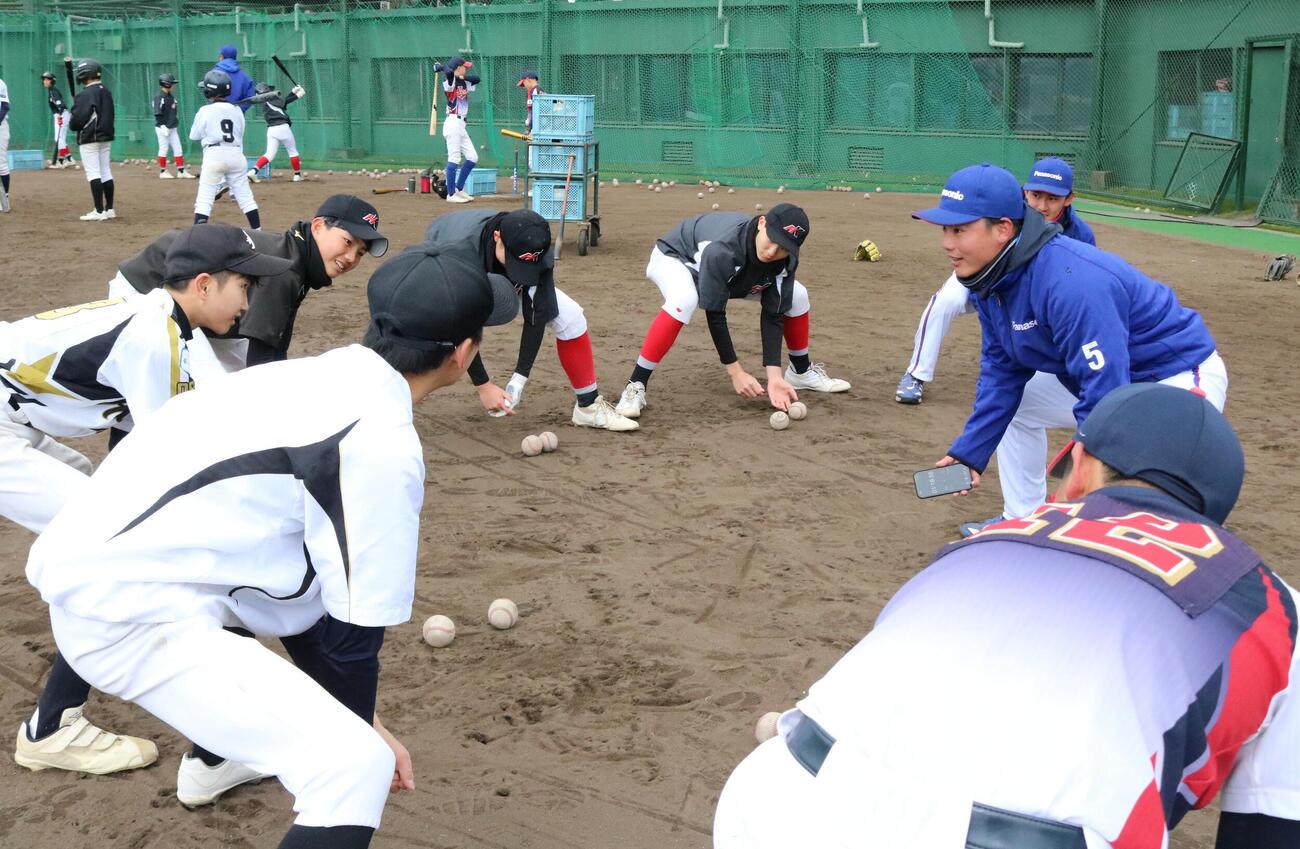 パナソニックの選手が野球教室で中学生を指導する（撮影・林亮佑）