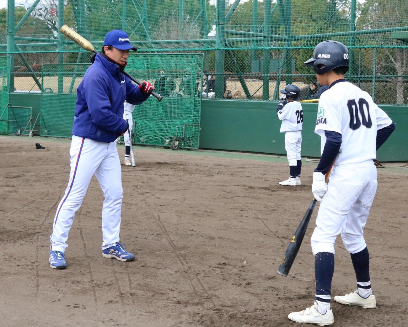 パナソニックの選手が野球教室で中学生に打撃指導する（撮影・林亮佑）