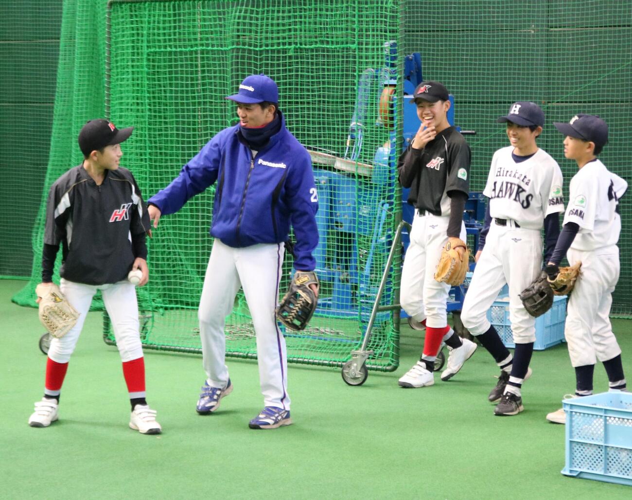 パナソニックの選手が野球教室で中学生を指導する（撮影・林亮佑）