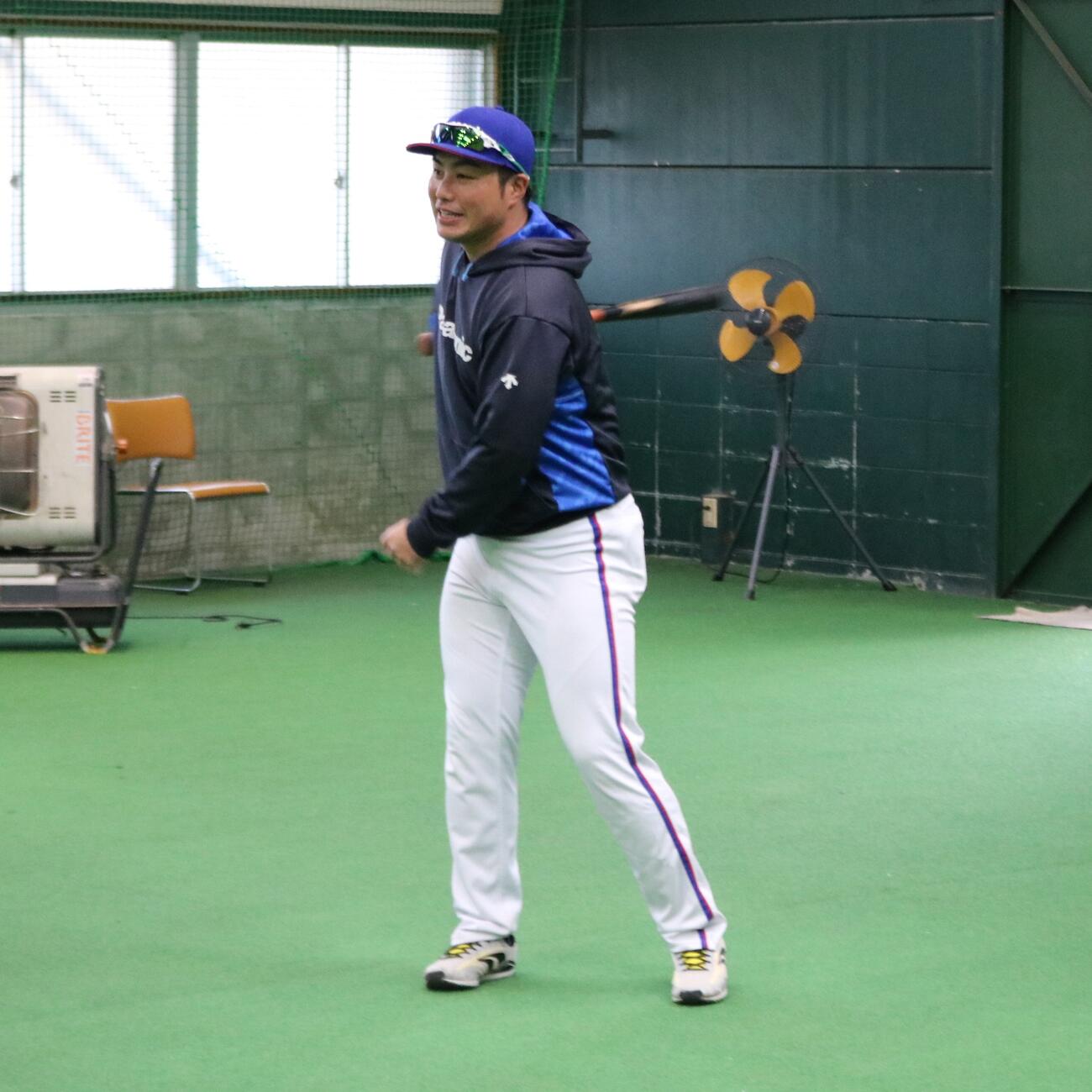 パナソニックの選手が野球教室で井上監督が中学生にノックを打つ（撮影・林亮佑）