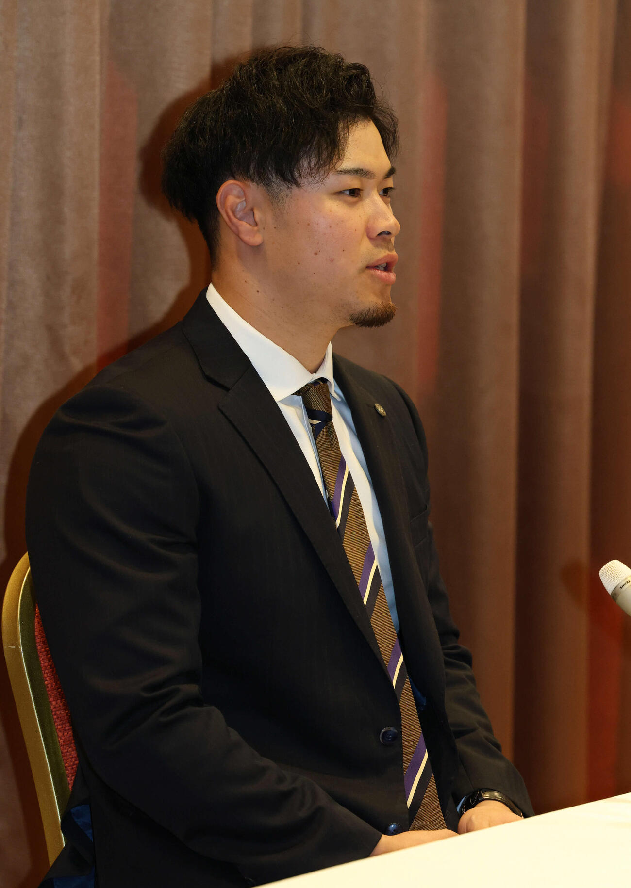 キャンプ宿舎に到着した阪神佐藤輝は契約更改の会見を行う（撮影・西尾就之）