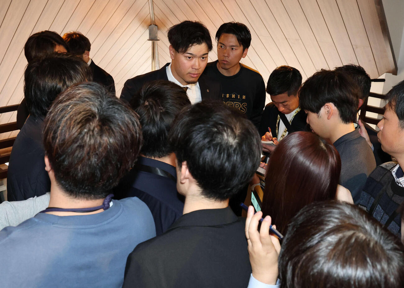 契約更改の会見を行った阪神佐藤輝は大勢の記者に囲まれる（撮影・西尾就之）