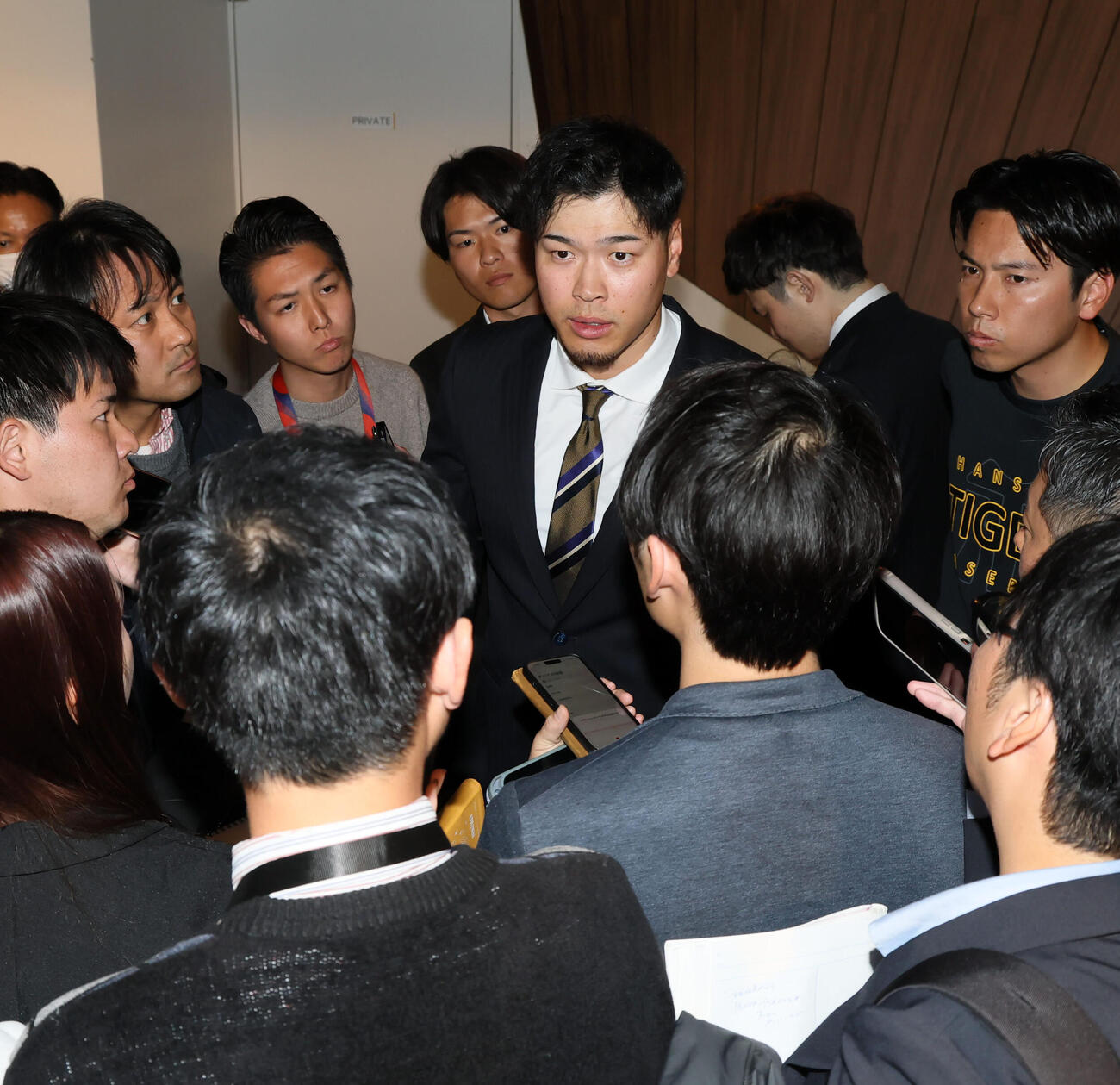 契約を更改し会見を終えた阪神佐藤は記者に囲まれて質問に答える（撮影・加藤哉）