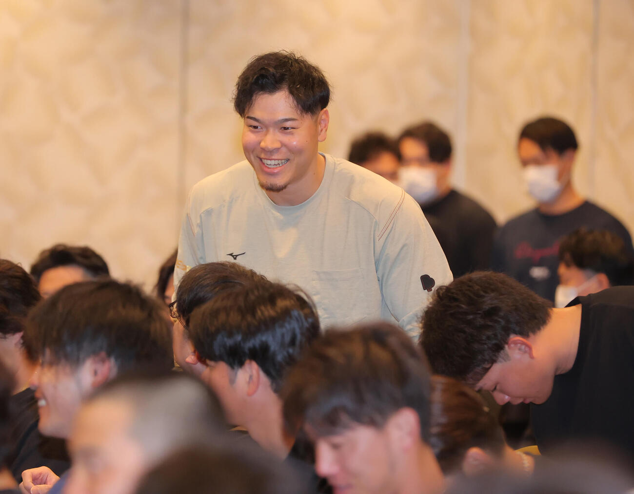 全体ミーティングに臨む阪神佐藤