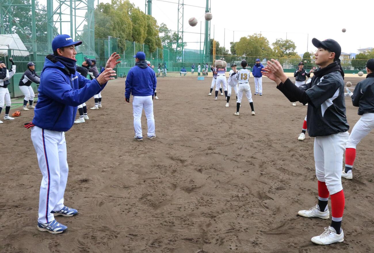 パナソニックの選手が野球教室で中学生とふれあう（撮影・林亮佑）