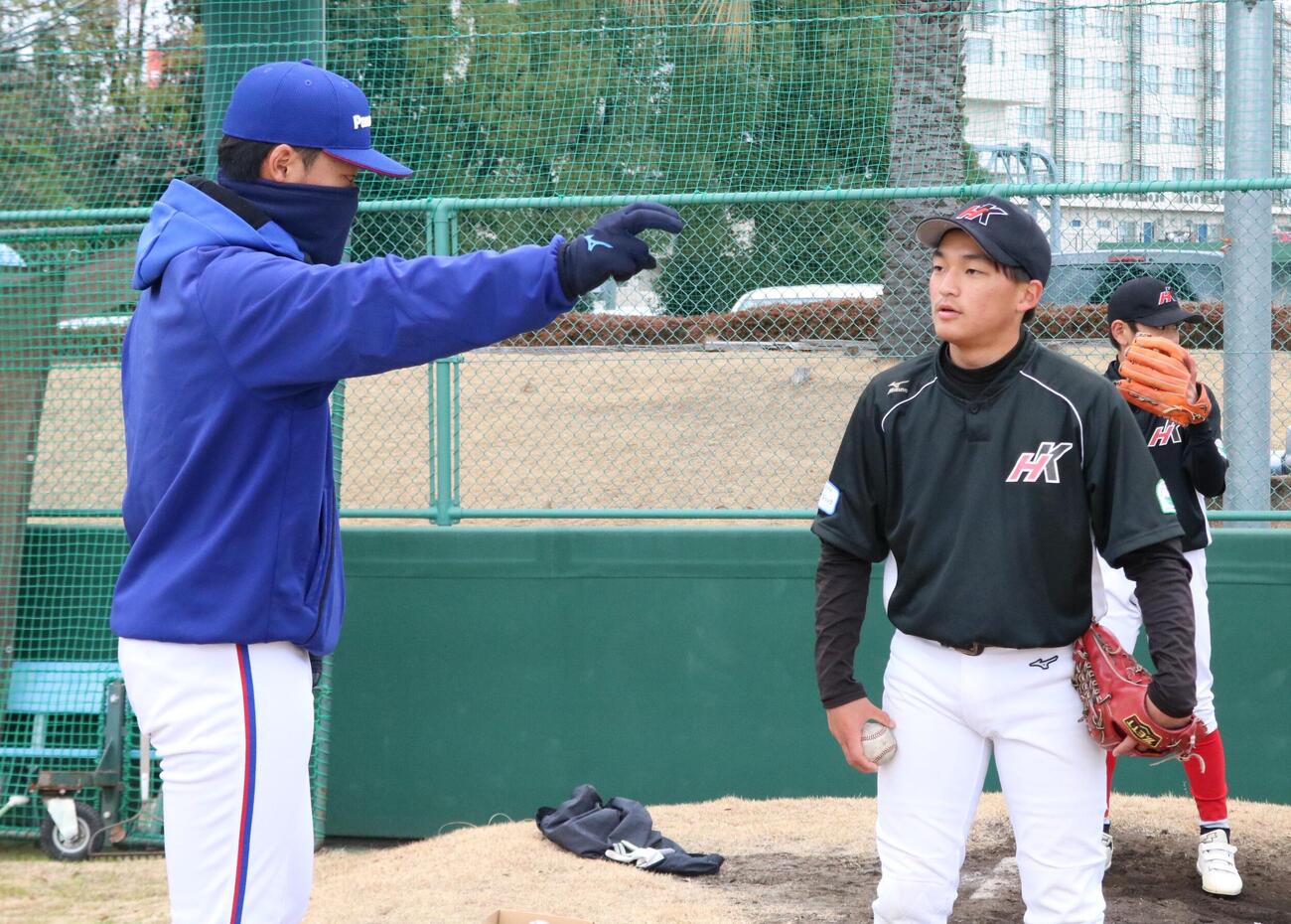 パナソニックの選手が野球教室で中学生に投球指導する（撮影・林亮佑）
