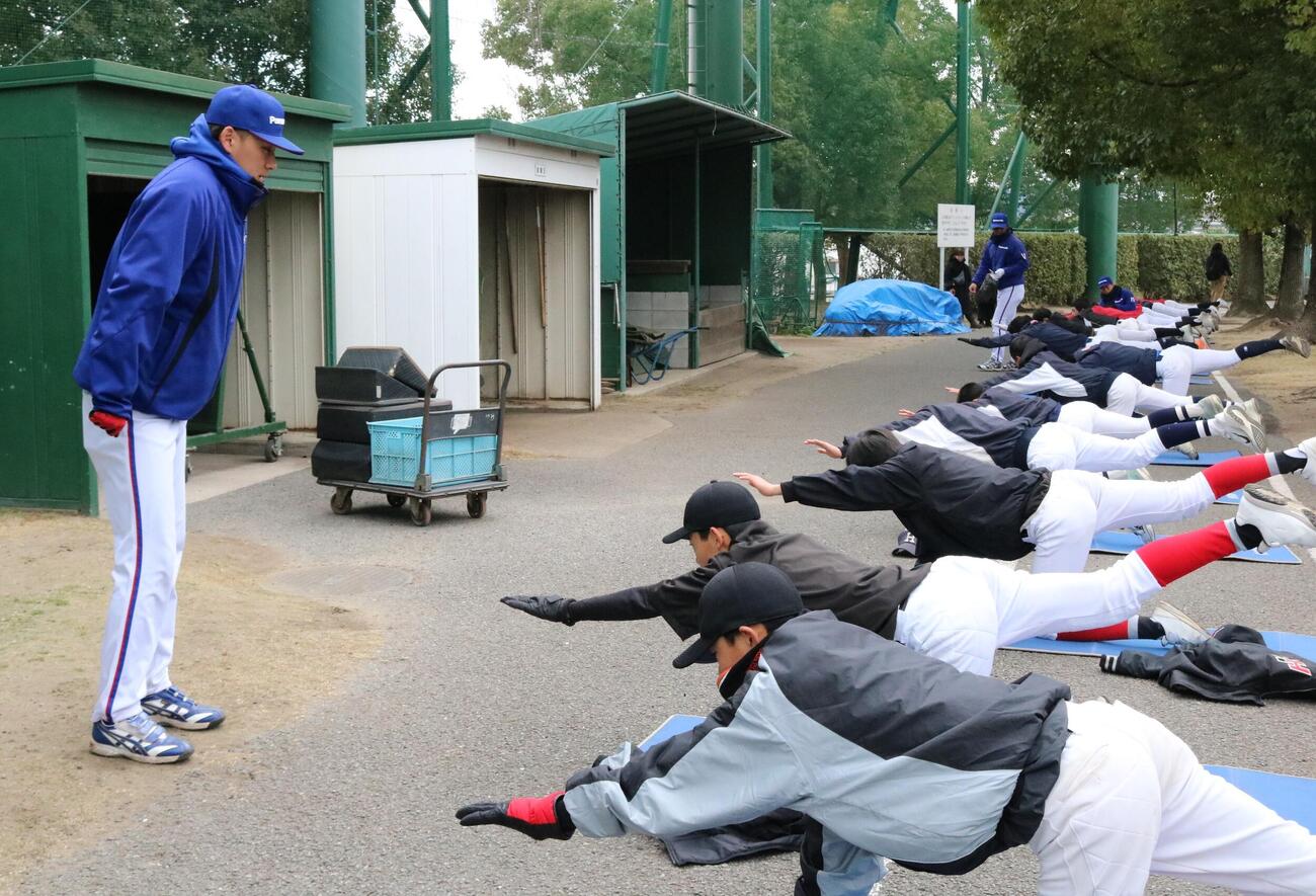 パナソニックの選手が野球教室で中学生を指導する（撮影・林亮佑）