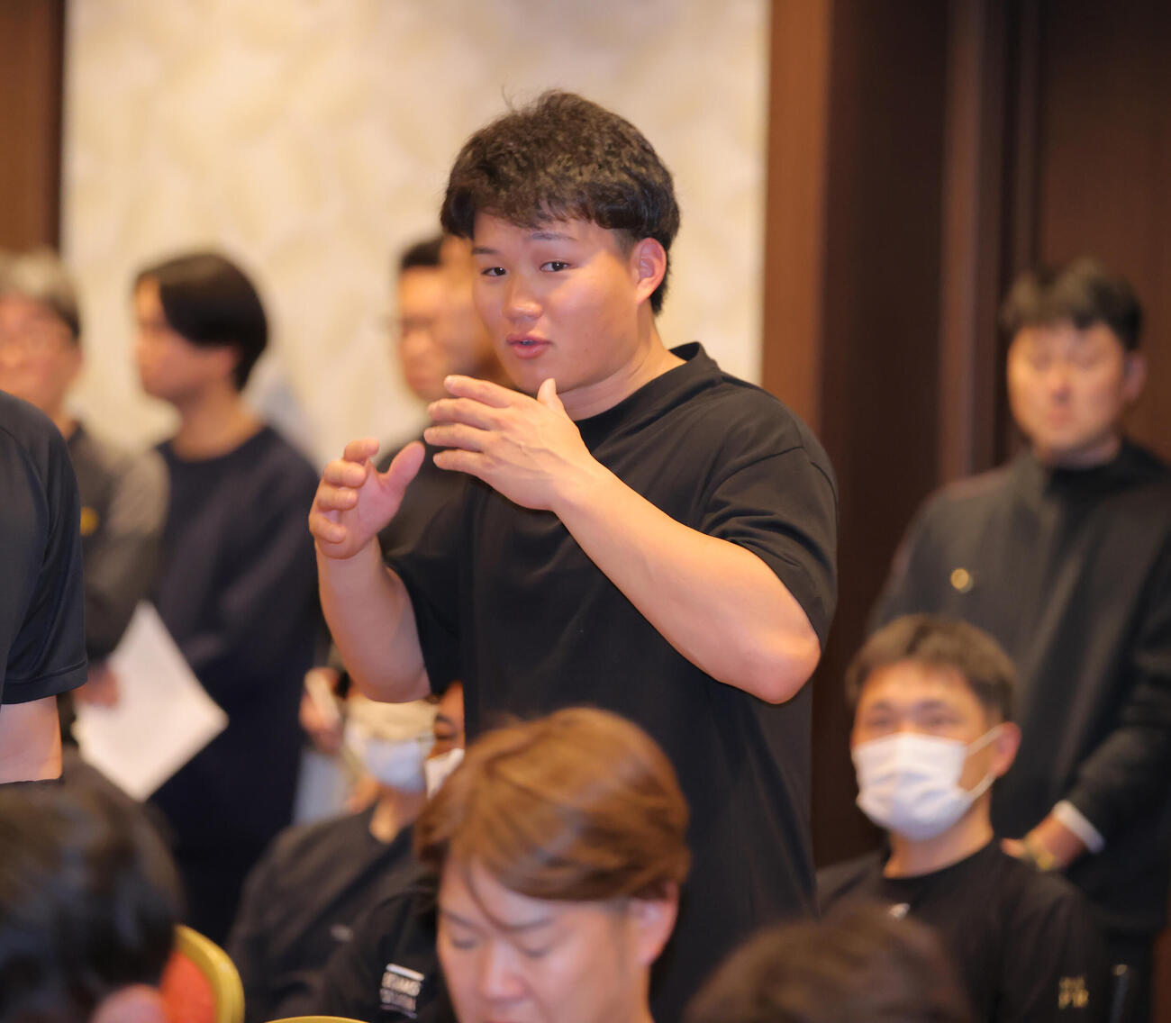 全体ミーティングに臨む阪神森下