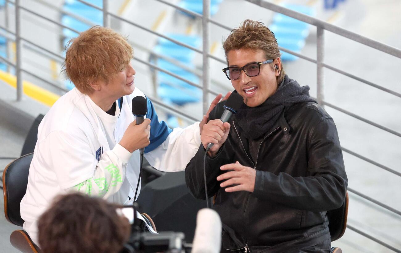 イベントでタレントの上地雄輔（左）と対談する新庄監督（撮影・黒川智章）