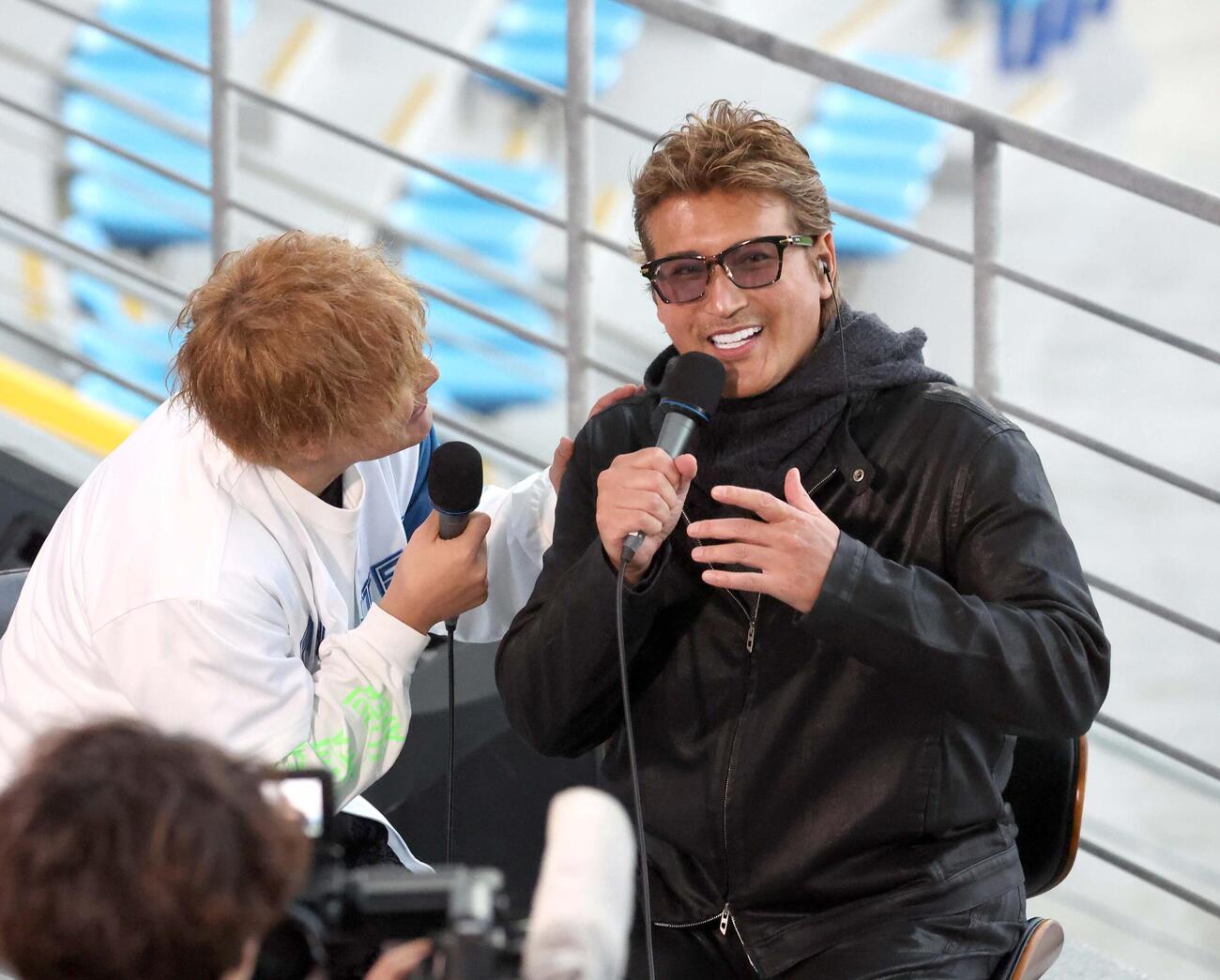 イベントでタレントの上地雄輔（左）と対談する新庄監督（撮影・黒川智章）