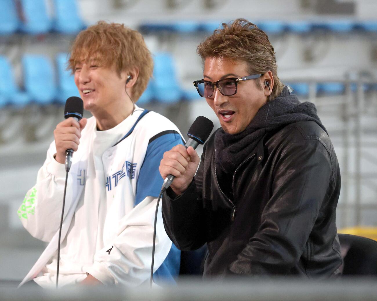 イベントでタレントの上地雄輔（左）と対談する新庄監督（撮影・黒川智章）