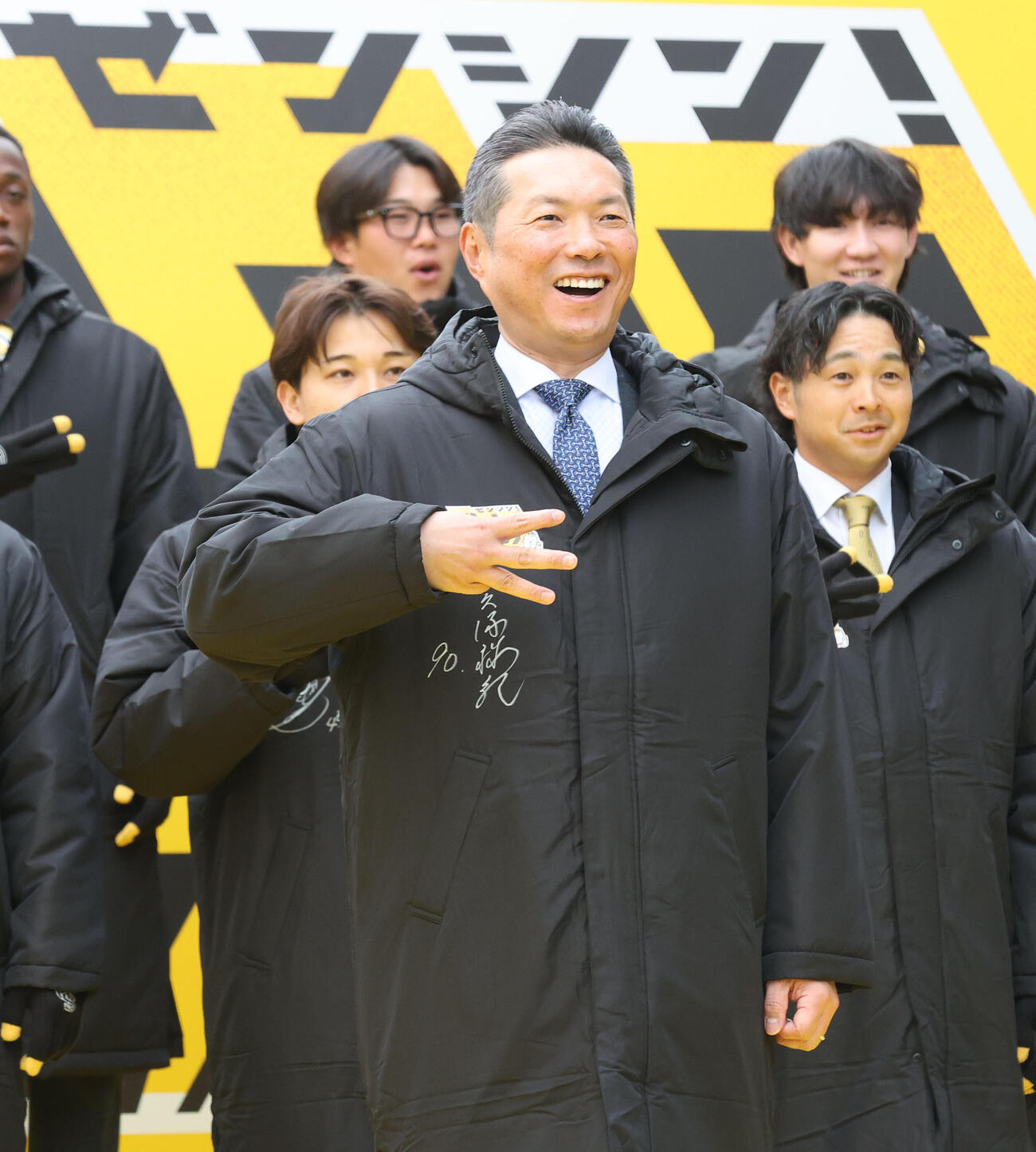 新スローガン「全新」のポーズを披露するソフトバンク小久保監督（撮影・梅根麻紀）