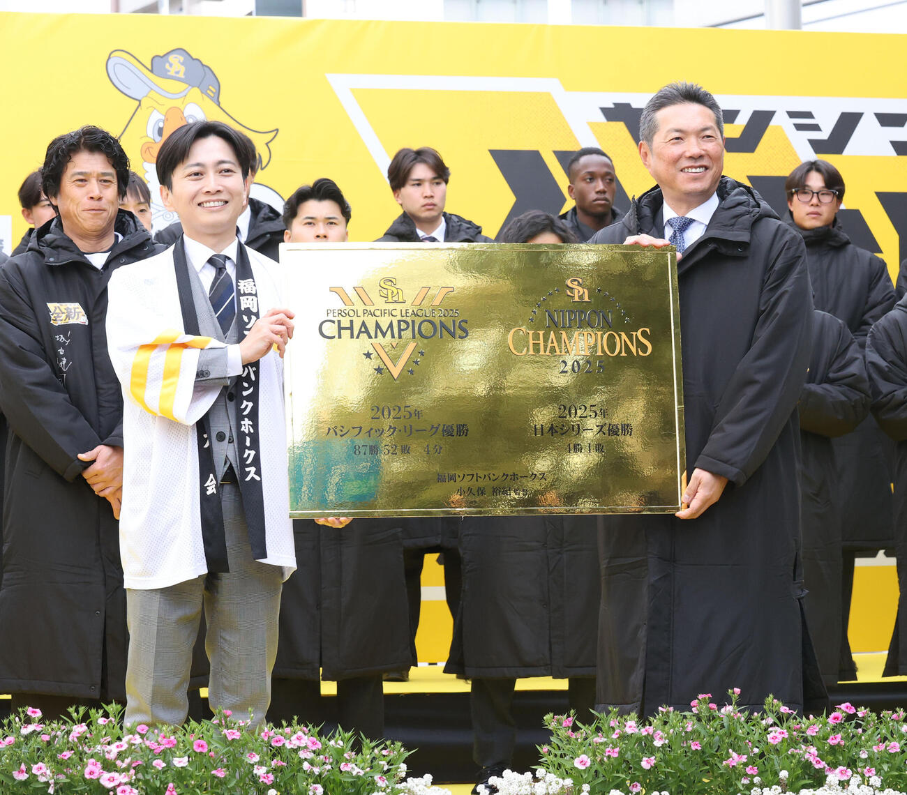 リーグ優勝、日本シリーズ優勝が刻まれたレリーフを贈られるソフトバンク小久保監督（右）