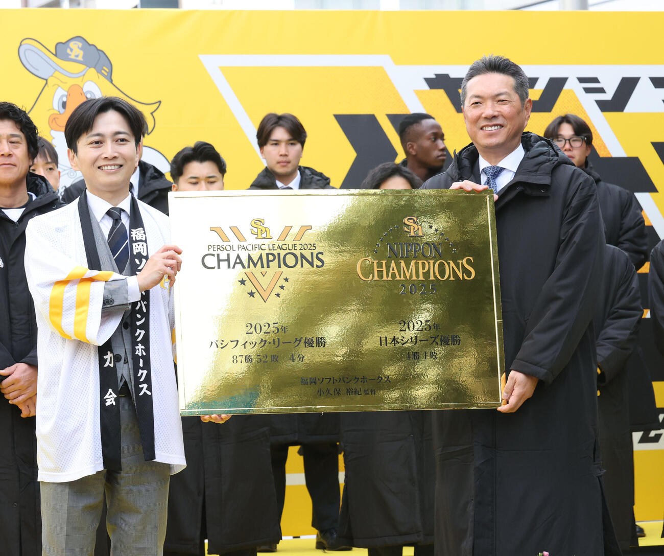 リーグ優勝、日本シリーズ優勝が刻まれたレリーフを贈られるソフトバンク小久保監督（右）