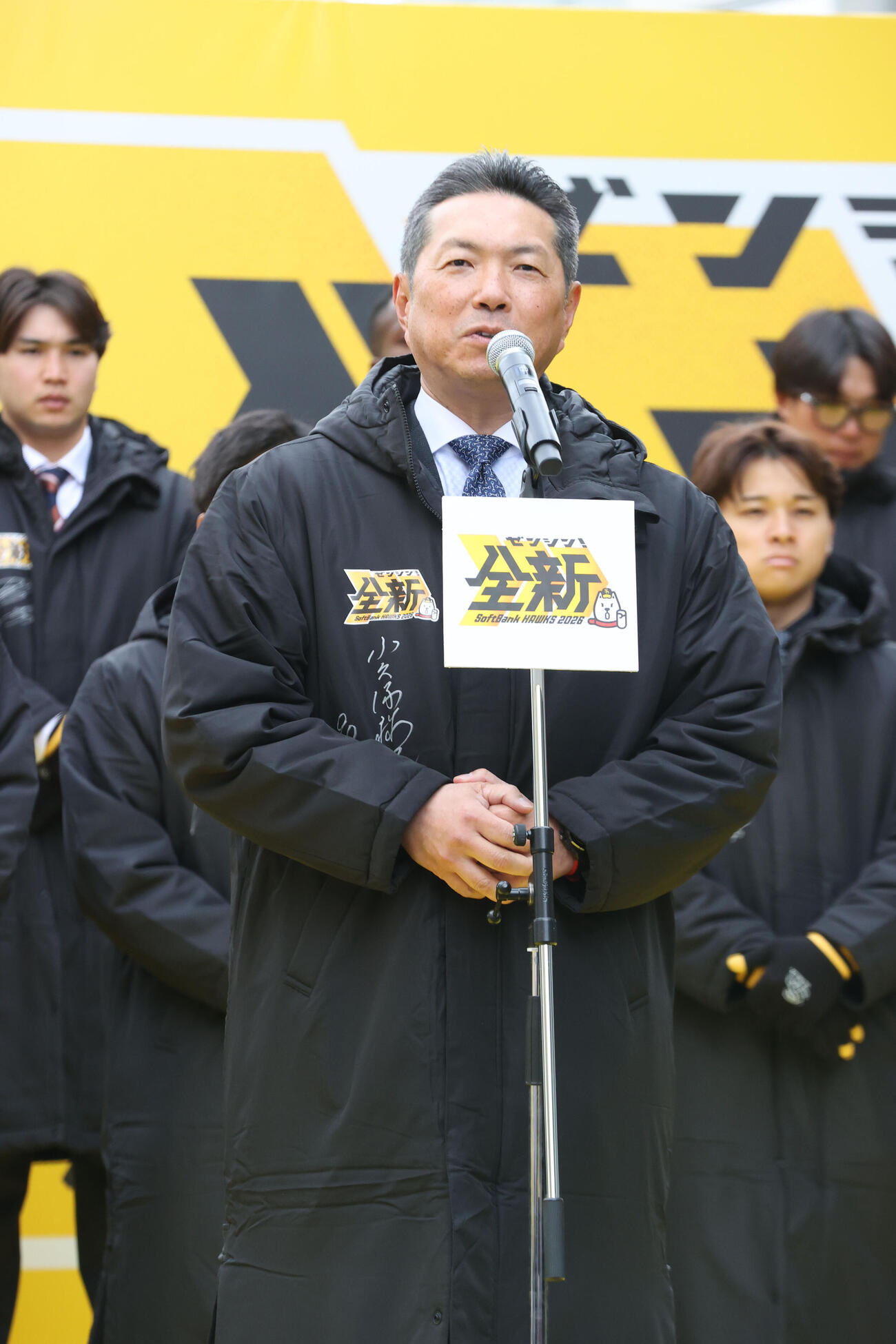 パレード前に感謝の言葉を口にするソフトバンク小久保監督（撮影・梅根麻紀）