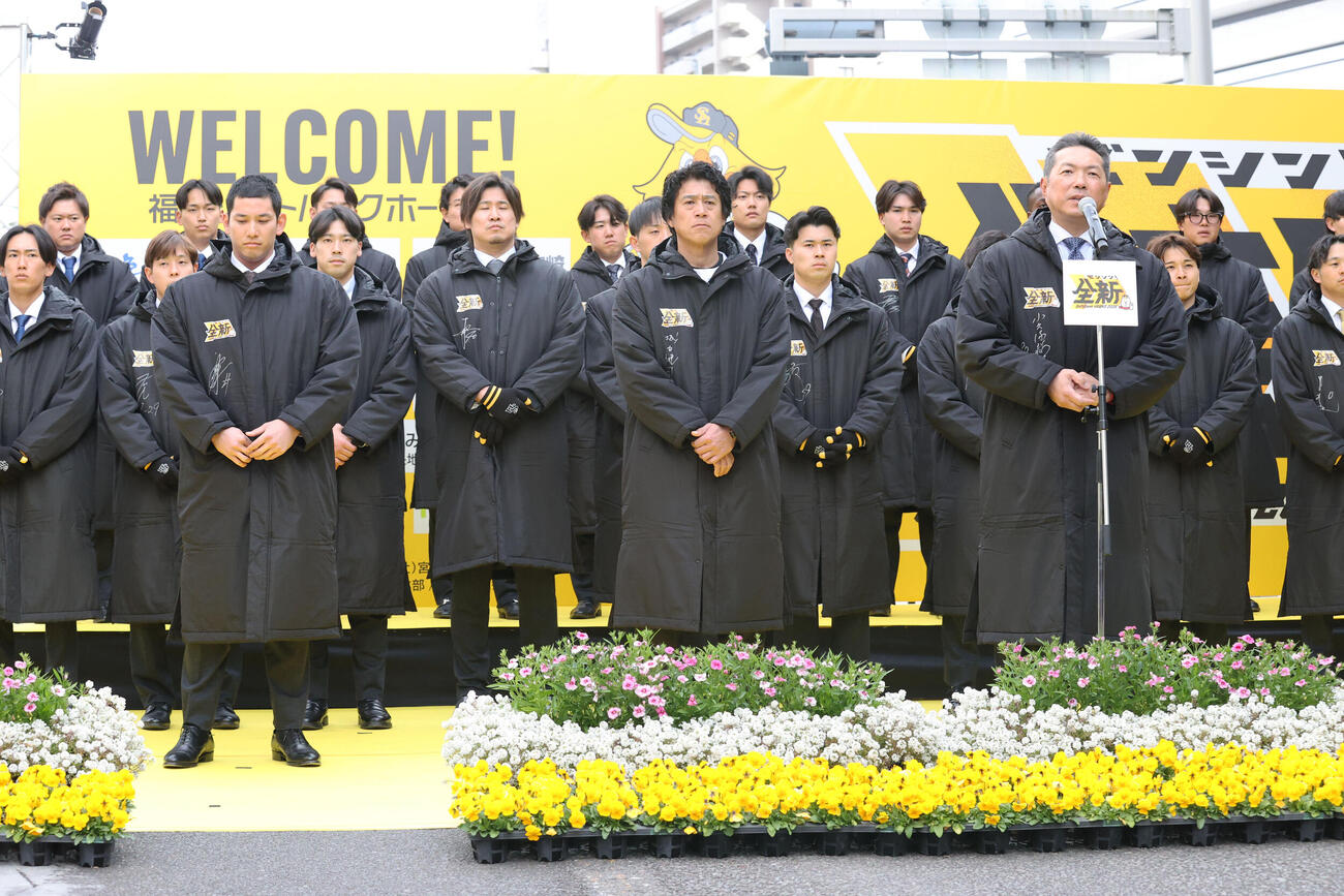 パレード前に感謝の言葉を口にするソフトバンク小久保監督（撮影・梅根麻紀）