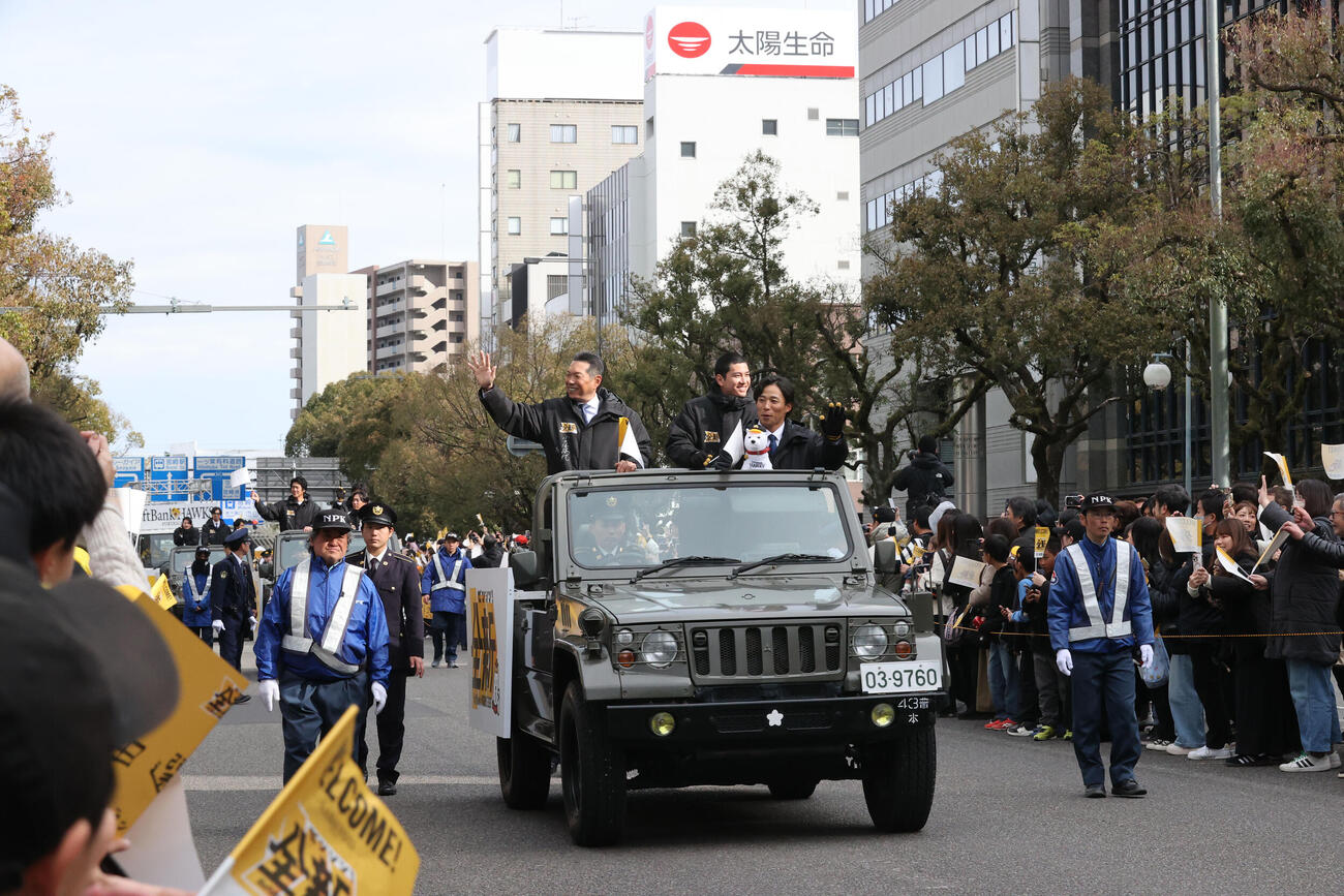 キャンプ前日のパレードで大勢のファンに向かって笑顔で手を振るソフトバンク小久保監督（撮影・梅根麻紀）
