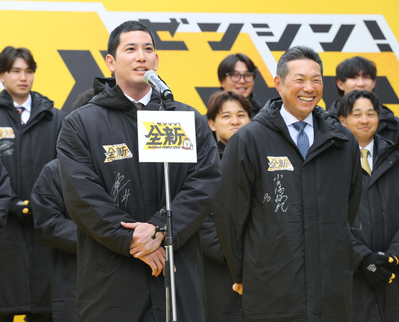 パレード前にあいさつをするソフトバンク栗原選手会長、後方で笑顔を見せる小久保監督（撮影・梅根麻紀）