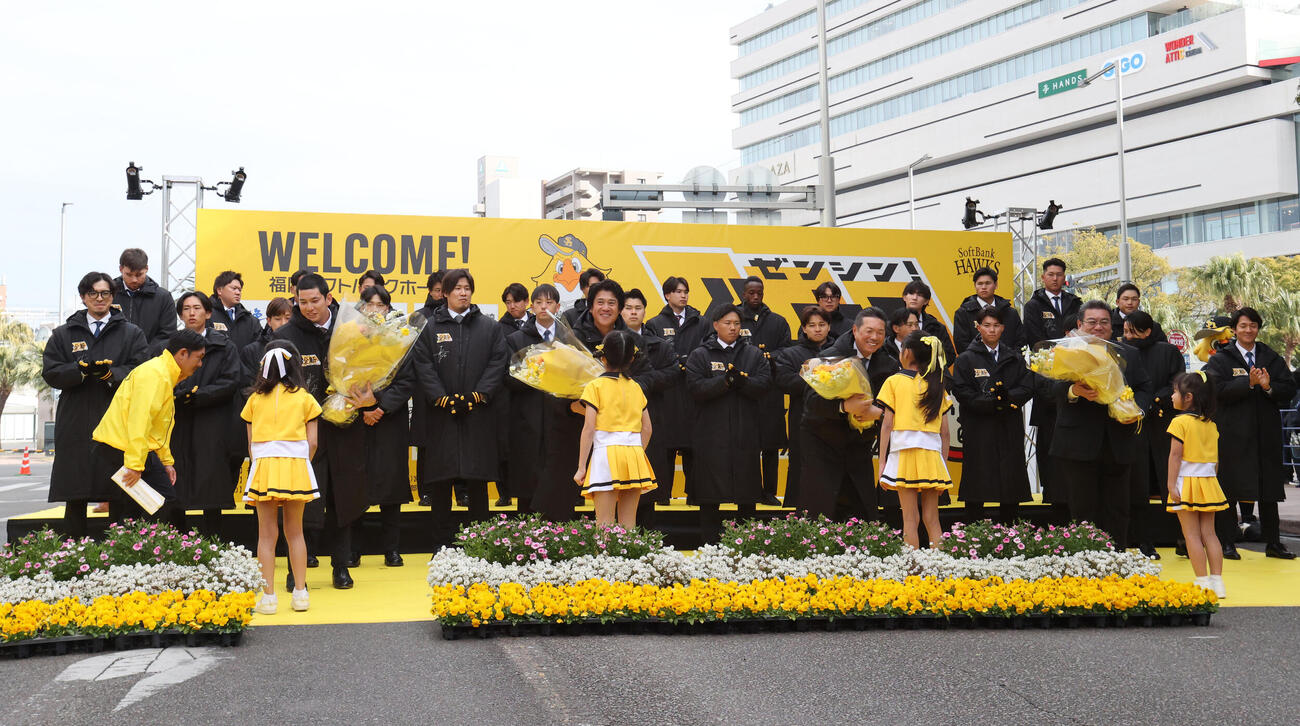 パレード前のセレモニーで花束を贈られる左から栗原、城島CBO、小久保監督、太田専務（撮影・梅根麻紀）