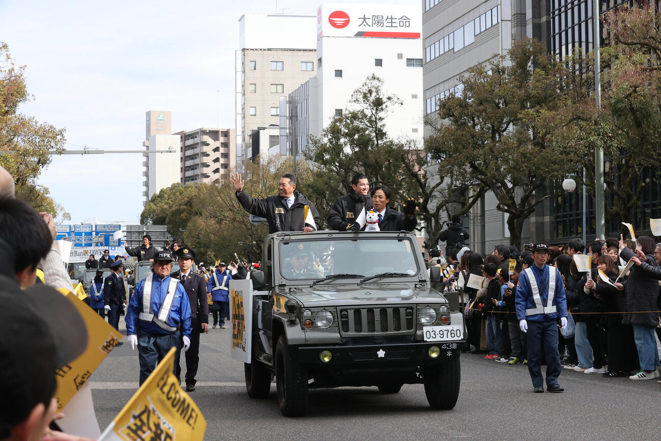 キャンプ前日のパレードで大勢のファンに向かって笑顔で手を振るソフトバンク小久保監督（撮影・梅根麻紀）