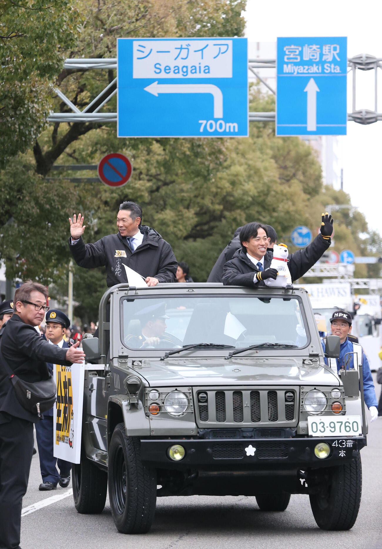 キャンプ前日のパレードで大勢のファンに向かって笑顔で手を振るソフトバンク小久保監督、中央は栗原、右は野村（撮影・梅根麻紀）