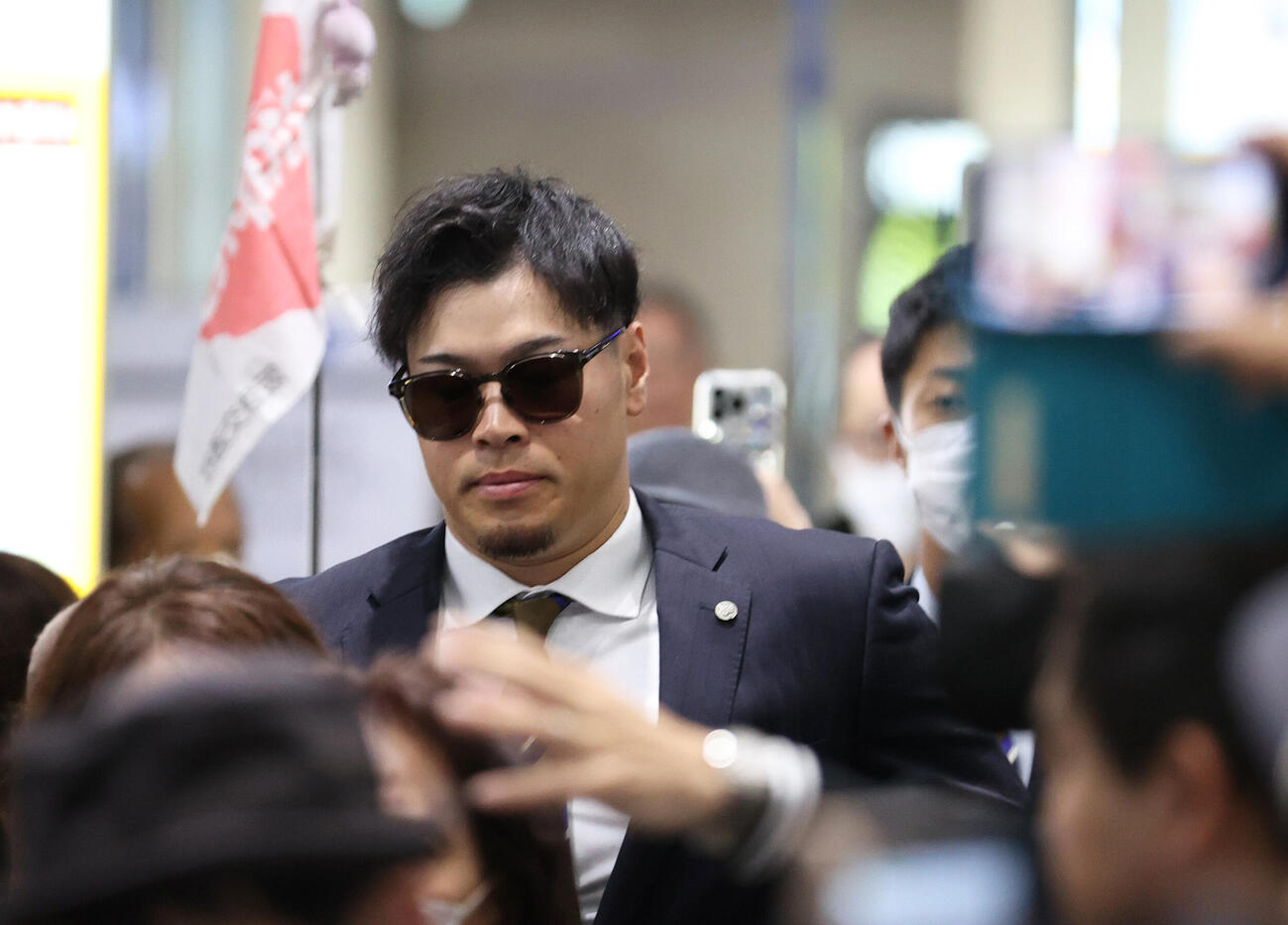 那覇空港に到着した阪神佐藤輝（撮影・上山淳一）