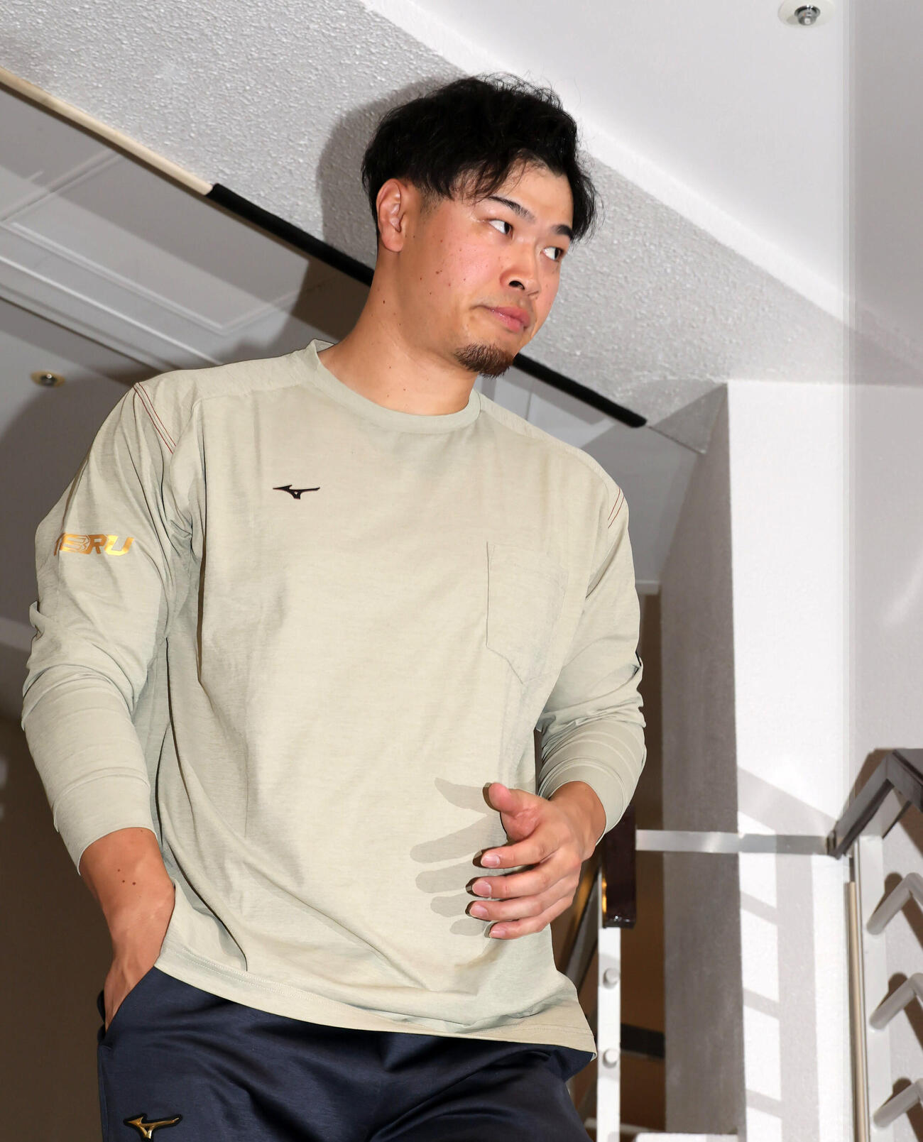 1、2軍合同のキャンプ前日ミーティングに出席する阪神佐藤（撮影・加藤哉）