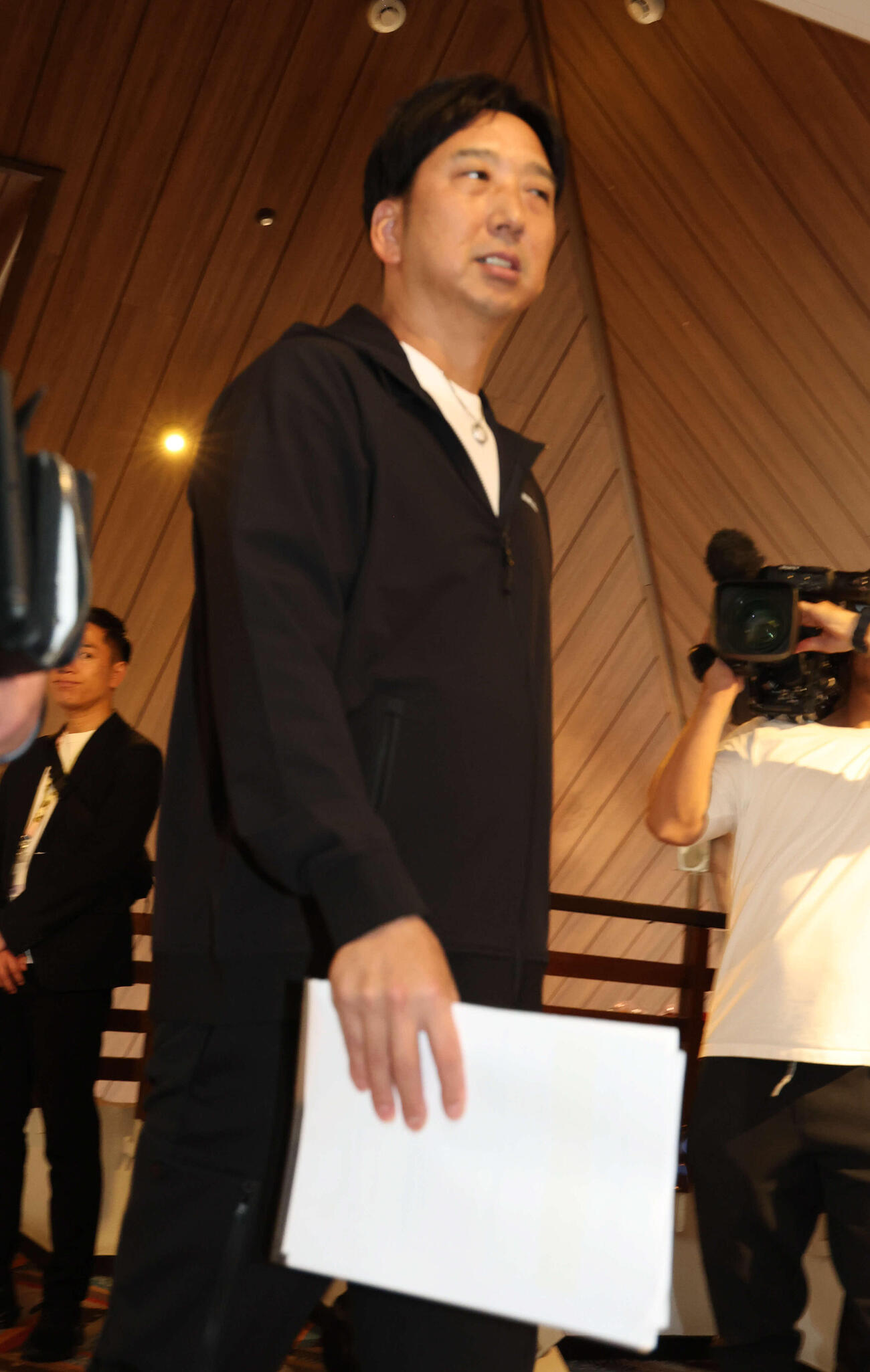 宿舎で行われたキャンプ前日ミーティングの会場に入る阪神藤川監督（撮影・西尾就之）