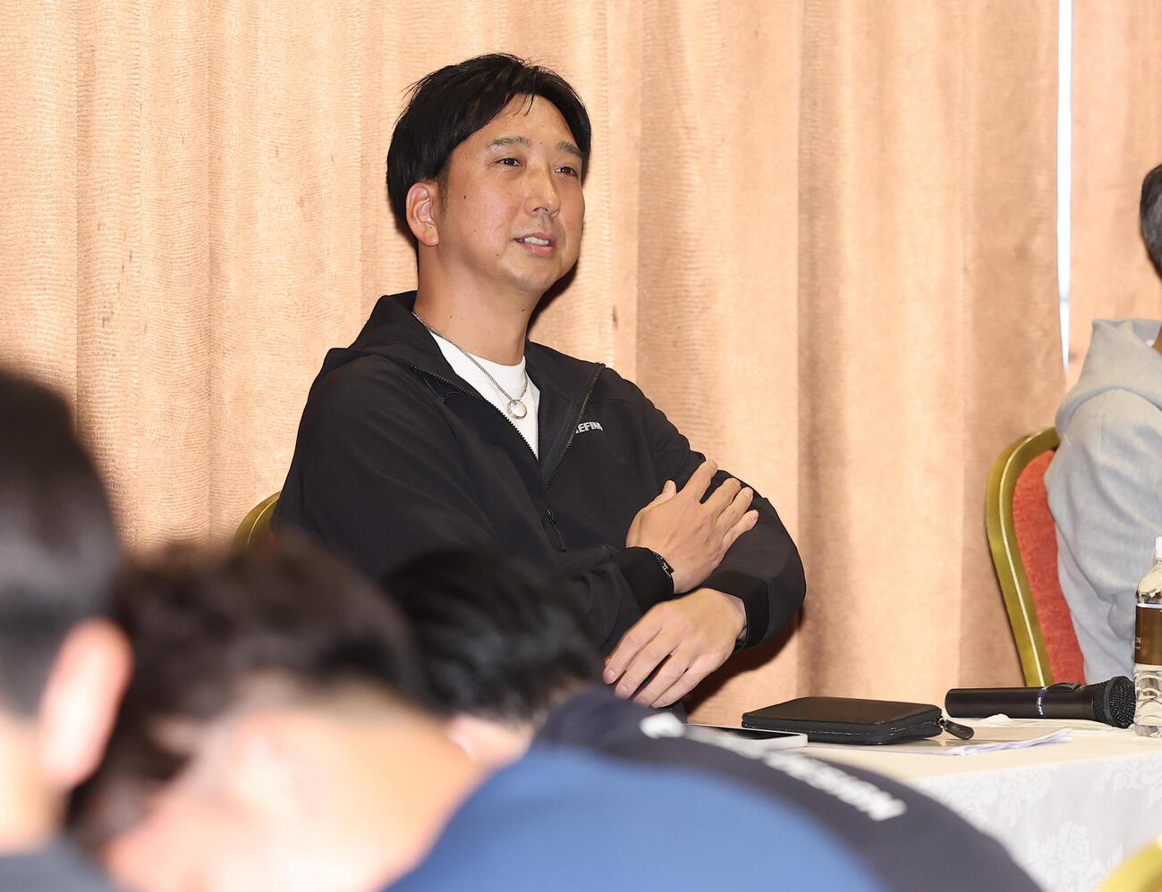全体ミーティングに臨む阪神藤川監督
