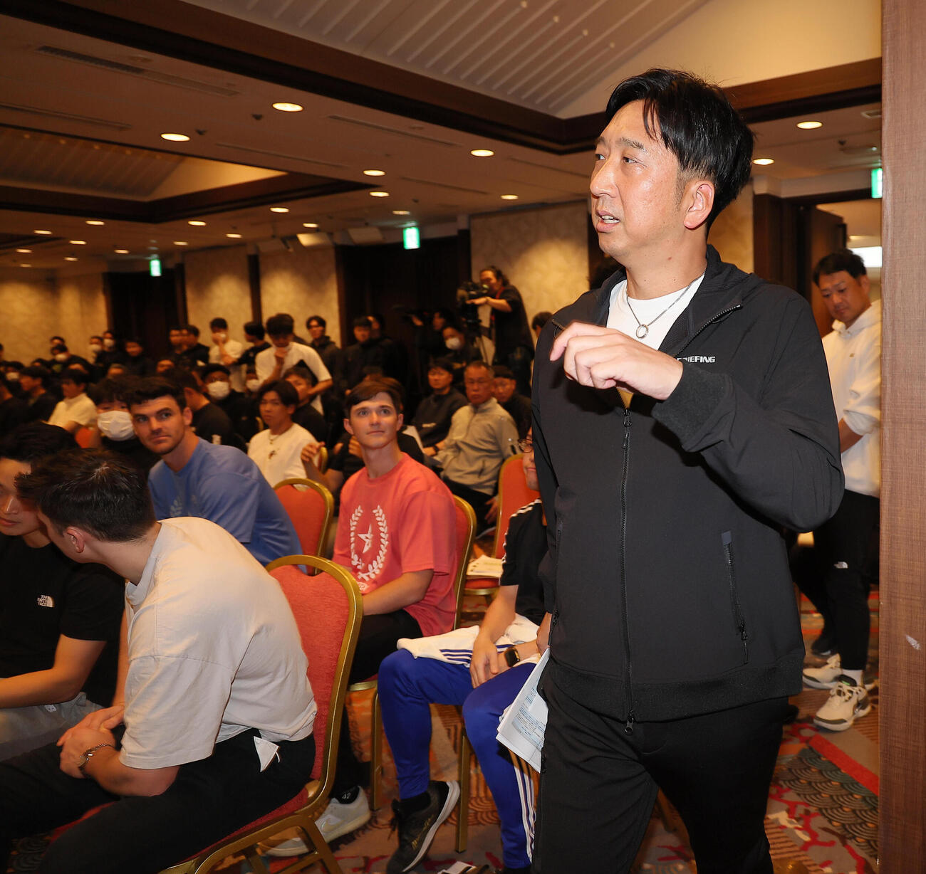 ミーティング会場に入る阪神藤川監督