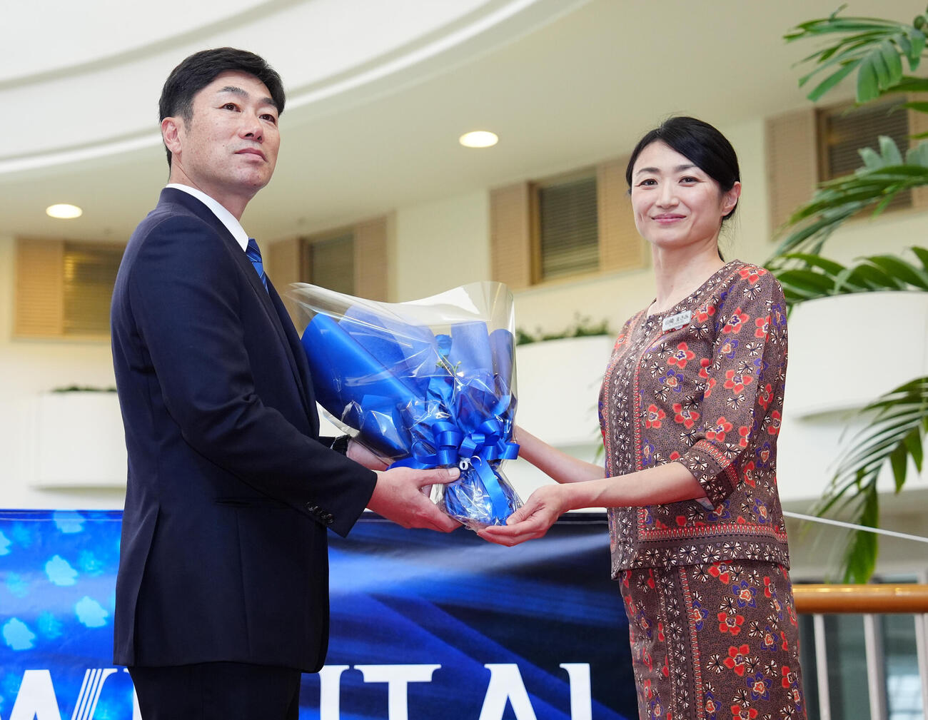 歓迎セレモニーで花束を受け取るDeNA相川監督（左）（撮影・鈴木みどり）