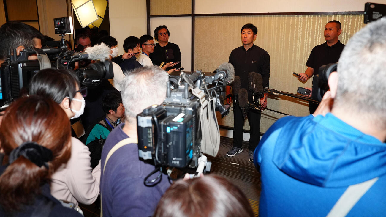 全体ミーティング後、囲み取材に応じるDeNA相川監督（撮影・鈴木みどり）