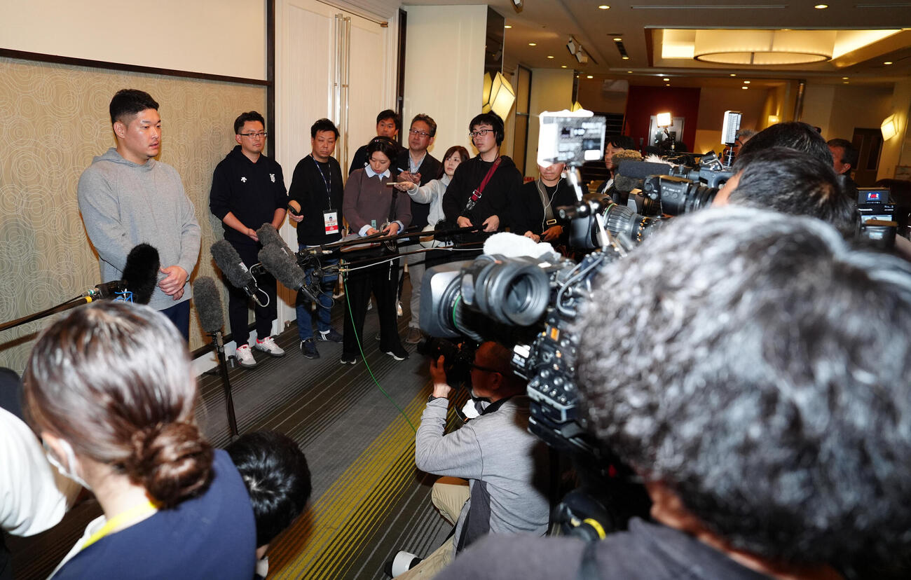 全体ミーティング後、囲み取材に応じるDeNA筒香（撮影・鈴木みどり）