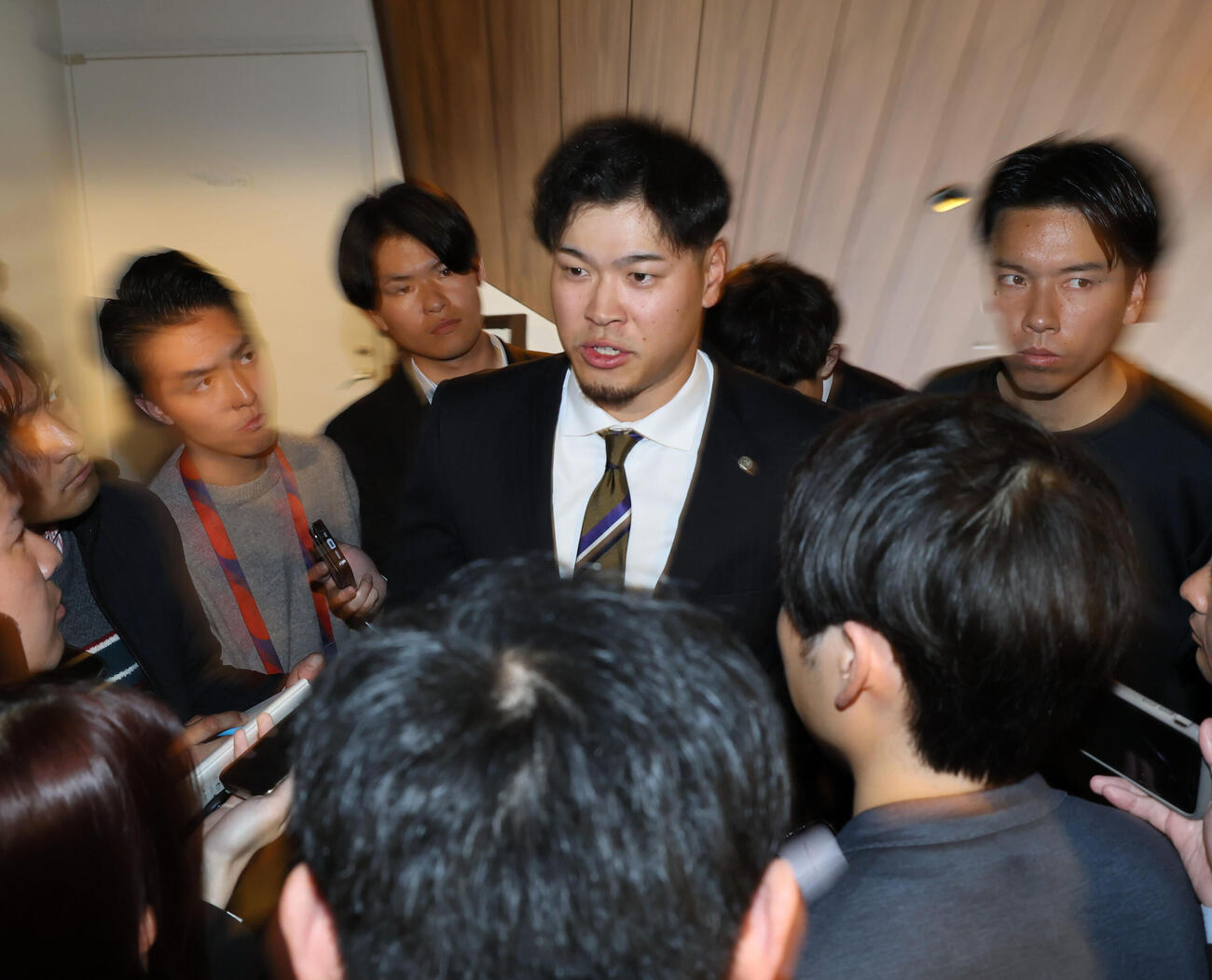 契約を更改し会見を終えた阪神佐藤は記者に囲まれて質問に答える（撮影・加藤哉）