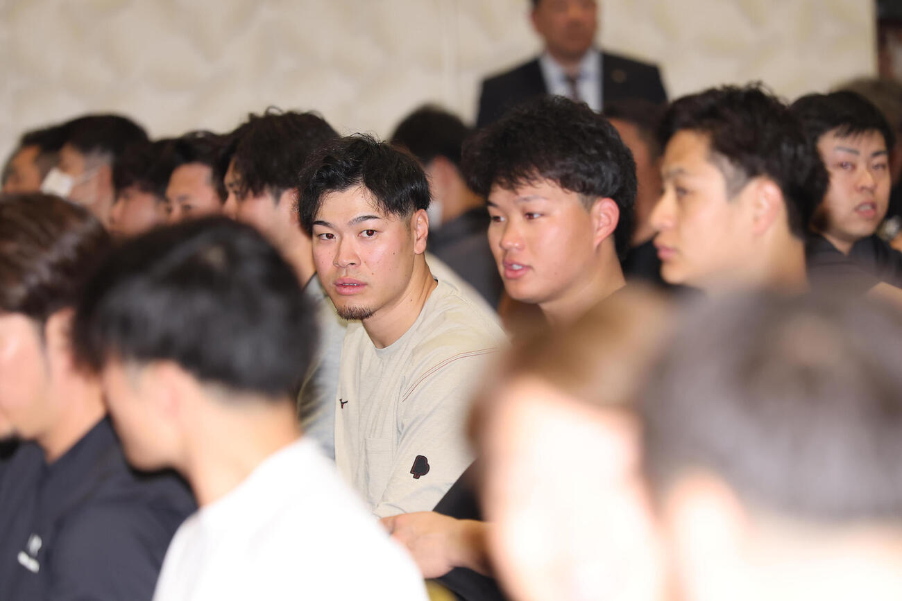 阪神全体ミーティングに臨む、左から佐藤、森下、大竹ら