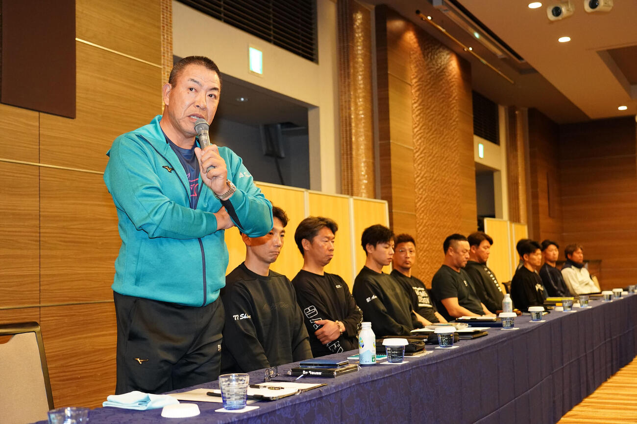 全体ミーティングでナインに話をする中日井上監督（左）（球団提供）